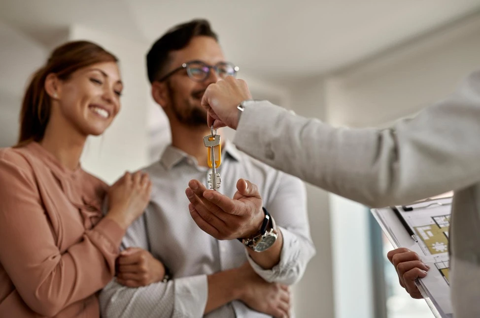 Casal recebendo chaves do imóvel
