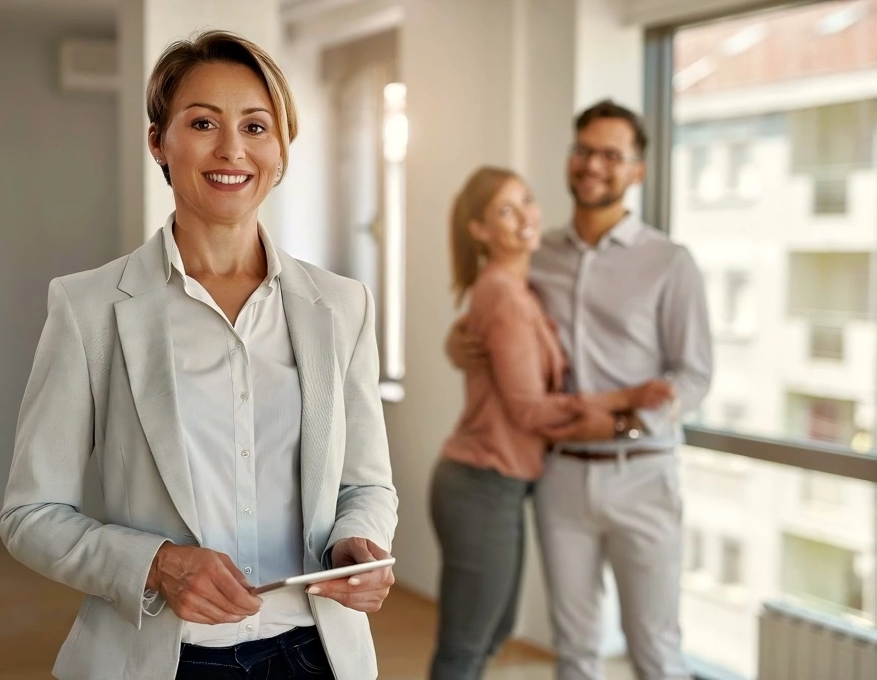 Casal recebendo chaves do imóvel